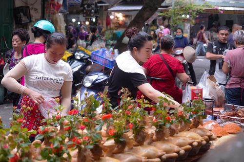 Hà Nội: Đa dạng hàng hóa phục vụ mùa lễ Vu Lan, giá cả tăng nhẹ