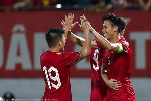 HLV Troussier gọi Văn Quyết, Công Phượng chuẩn bị đấu Palestine