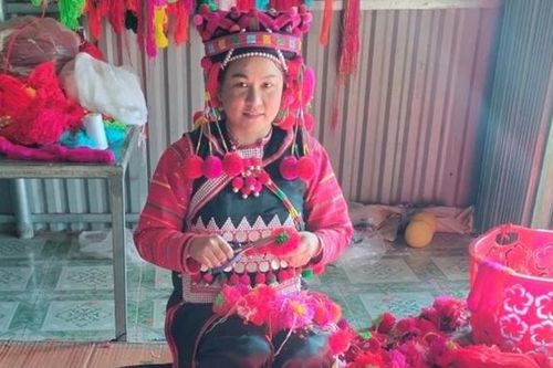 Khởi nghiệp với nghề may trang phục truyền thống của dân tộc Hà Nhì