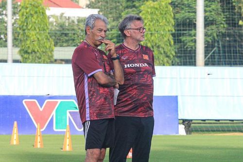 HLV Troussier có trợ lý 'mới mà cũ'; Hải Phòng chia tay thủ môn Văn Toản, đón hậu vệ của Đông Á Thanh Hóa?