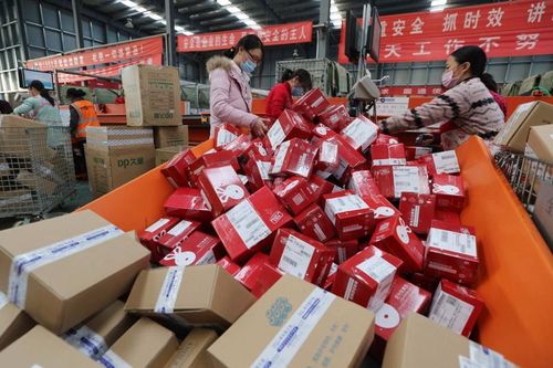 Giao hàng miễn phí, giao hàng nhanh hơn: Cuộc đua giữa những gã khổng lồ Trung Quốc