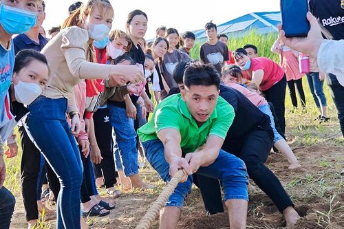 Quan tâm sân chơi cho công nhân lao động