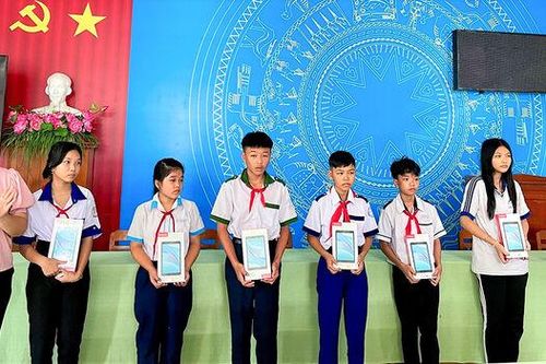 55 học sinh Chợ Mới được tặng máy tính bảng trị giá gần 130 triệu đồng