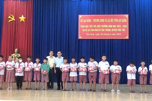 Sở Lao động – Thương binh và Xã hội tỉnh An Giang trao quà cho học sinh nghèo huyện Phú Tân