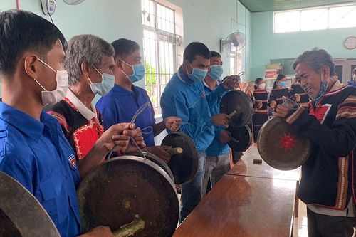Tuổi trẻ Ayun Pa bảo tồn chiêng cổ