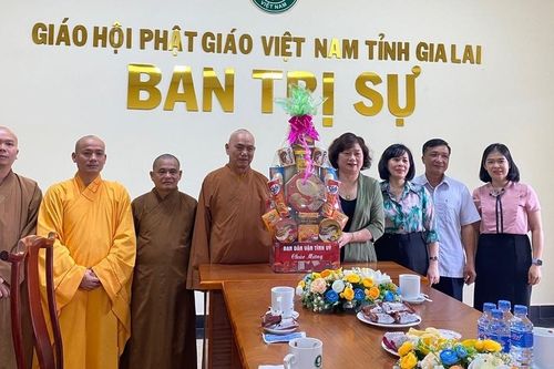 Trưởng ban Dân vận Tỉnh ủy và Phó Chủ tịch HĐND tỉnh Gia Lai chúc mừng Đại lễ Vu lan