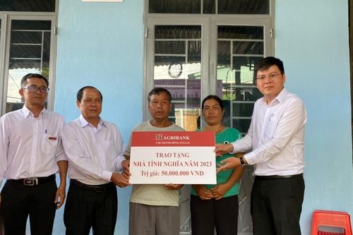 Trao nhà tình nghĩa cho hộ nghèo phường Thắng Lợi