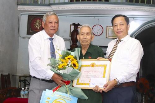 Ông Hà Quốc Trị trao Huy hiệu 75 năm tuổi Đảng cho đảng viên tiêu biểu thị xã Ninh Hòa