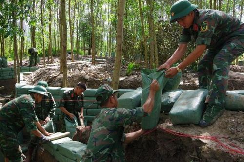 Tháng 8, trên thao trường diễn tập