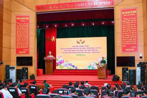 Khám - chữa bệnh, cấp thuốc điều trị miễn phí cho Nhân dân khu vực biên giới huyện Mường Khương