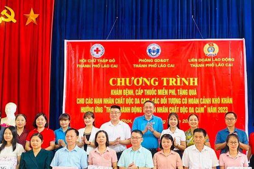 Tặng quà, khám bệnh, cấp thuốc miễn phí cho người dân khó khăn tại các xã Cam Đường, Tả Phời, Hợp Thành