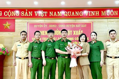 Bát Xát khen thưởng đột xuất các tập thể, cá nhân trong đấu tranh phòng, chống tội phạm trên địa bàn