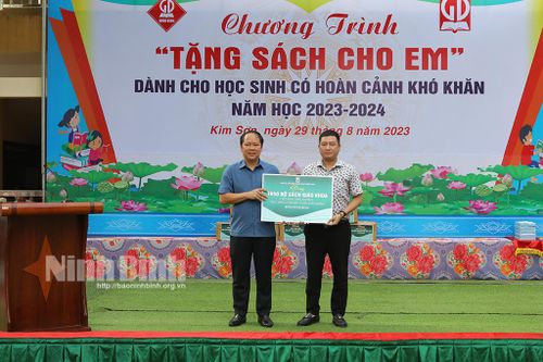 Chương trình 'Tặng sách cho em'