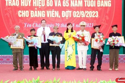 Đồng chí Chủ nhiệm Ủy ban Kiểm tra Tỉnh ủy trao Huy hiệu Đảng đợt 2/9 tại huyện Yên Châu