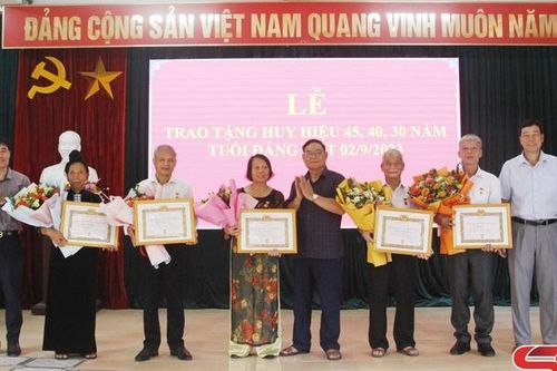 Đảng ủy thị trấn Ít Ong: Trao tặng Huy hiệu Đảng đợt 2/9