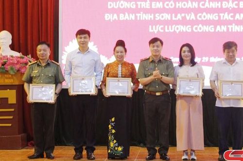 Sơ kết 2 năm thực hiện Đề án 'Tiếp nhận, chăm sóc, nuôi dưỡng trẻ em có hoàn cảnh đặc biệt khó khăn trên địa bàn tỉnh Sơn La và công tác an sinh xã hội trong lực lượng Công an tỉnh Sơn La'.