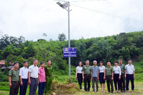 Bàn giao công trình 'Thắp sáng làng quê' tại xã Sảng Mộc
