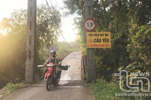 Lắp đặt biển cảnh báo ở cầu treo Đát Ma