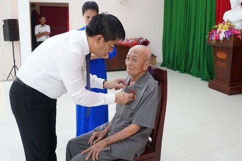 Phú Vang trao Huy hiệu Đảng đợt 2/9