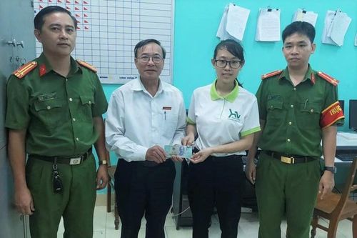 Một phụ nữ tốt bụng trả lại 30 triệu đồng cho người đánh rơi