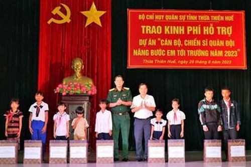 Trao kinh phí hỗ trợ từ Dự án 'Cán bộ, chiến sĩ Quân đội nâng bước em tới trường'