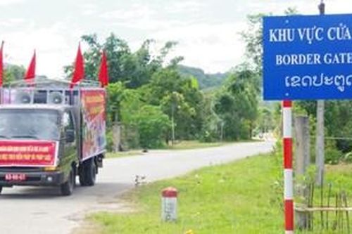 Tuyên truyền lưu động phổ biến pháp luật cho bà con Nhân dân vùng biên giới