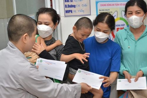 Đà Nẵng: Ban Từ thiện xã hội Phật giáo Thành phố và chùa Bảo Quang tặng quà Vu lan cho bệnh nhi
