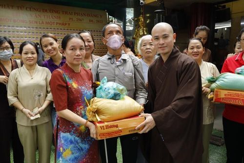 Nhiều chùa tại TP.HCM tặng quà đến bà con khó khăn nhân mùa Vu lan - Báo hiếu