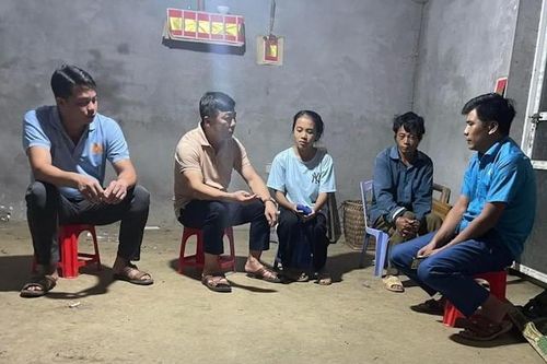 Lào Cai: Thầy giáo Nguyễn Quốc Việt trường THCS Tả Gia Khâu (Mường Khương) vận động học sinh đến trường