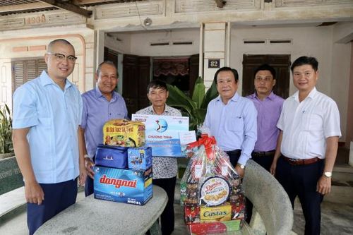 Chương trình 'Cùng ngư dân thắp sáng đèn trên biển' tại Phú Yên