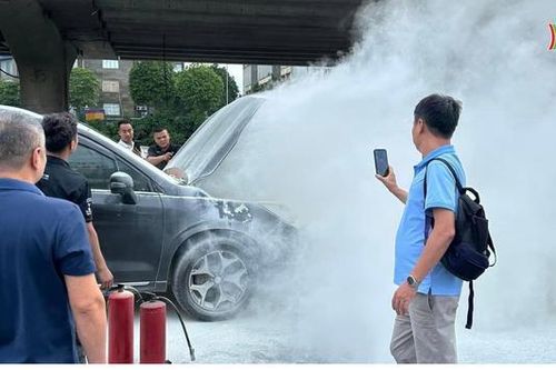 Xe ô tô bốc cháy khi đang lưu thông