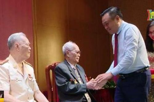 Chủ tịch thành phố trao Huy hiệu Đảng