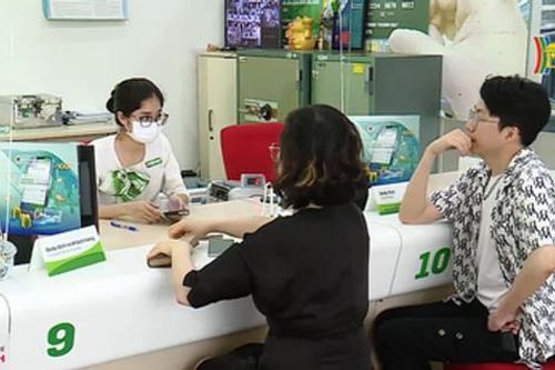 Ngân hàng đua tăng phí SMS banking