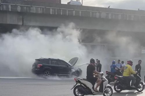 Hà Nội: Ô tô bốc cháy giữa ngã tư Nguyễn Trãi - Khuất Duy Tiến