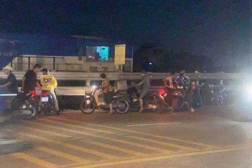 Hà Nội: Băng qua đường sắt, tài xế xe máy bị tàu hỏa tông tử vong