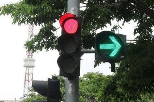 Cần lắp thêm đèn tín hiệu điều hướng giao thông