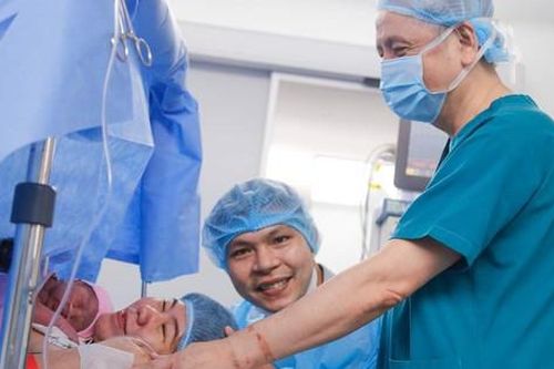 Lần đầu tiên tại Việt Nam thực hiện can thiệp tắc mạch trong bào thai