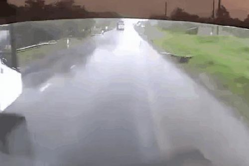 Khoảnh khắc kinh hoàng khi xe tải mất lái, húc văng xe khách khiến nhiều người bị thương