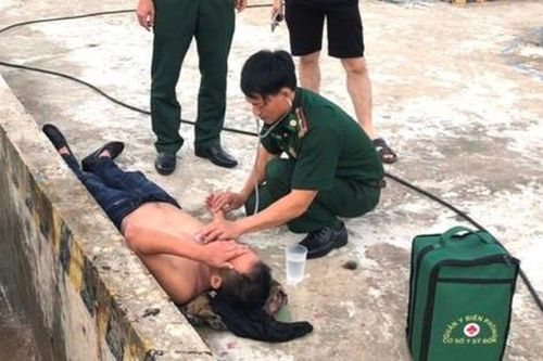 Uống rượu say, nam thanh niên bất ngờ nhảy xuống biển nghi tự tử