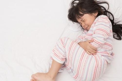 Trẻ đau bụng, nôn khi nào cần đưa đến bệnh viện gấp?