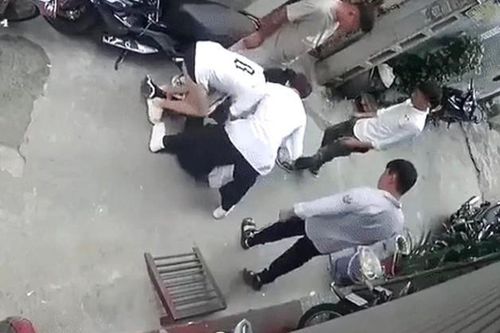 Vừa trở lại trường, nam sinh lớp 9 đã bị bạn học đánh hội đồng, nguyên nhân là gì?