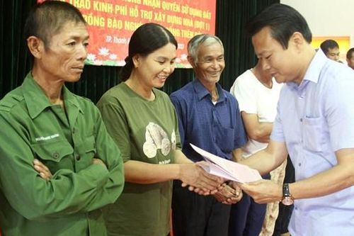 Thanh Hóa: Trao 15 giấy chứng nhận quyền sử dụng đất cho đồng bào nghèo sinh sống trên sông