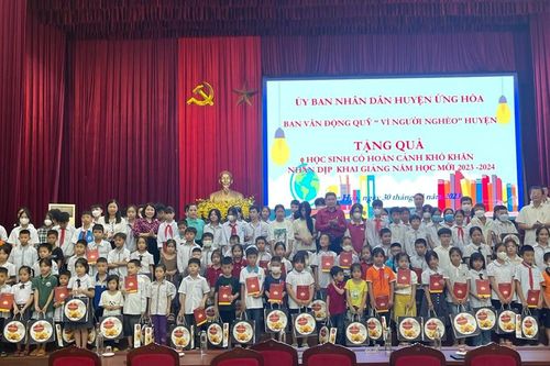Ứng Hòa: Trao 120 phần quà cho học sinh có hoàn cảnh khó khăn