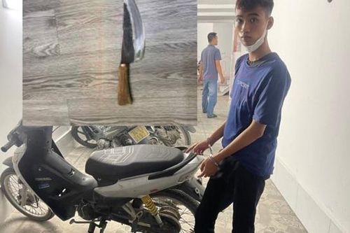 Nam thanh niên dí dao vào cổ chủ cửa hàng quần áo để cướp tài sản