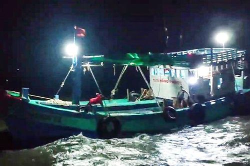 Sóc Trăng: Cứu hộ tàu cá gặp nạn trên biển trong đêm