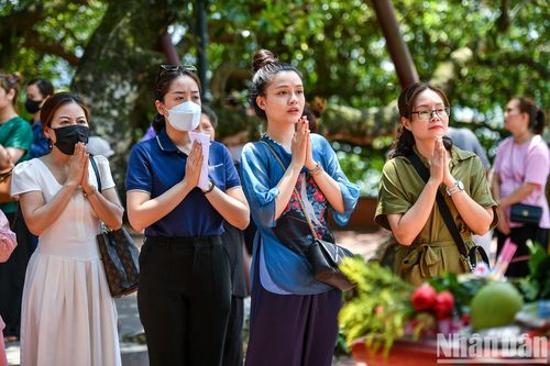 Người dân Thủ đô tấp nập đi chùa ngày Rằm tháng 7