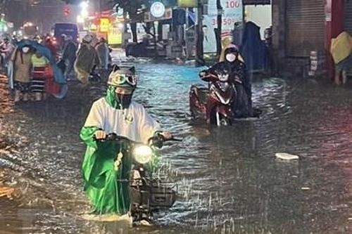 Thành phố Hồ Chí Minh ngập nặng, giao thông hỗn loạn trong đêm