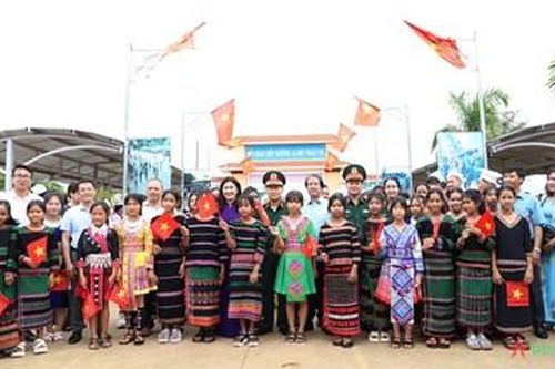 Bộ Giáo dục và Đào tạo cùng Bộ tư lệnh Quân khu 5 thăm, tặng quà tại huyện Đắk G'long
