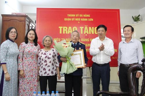 Phó Bí thư Thường trực Thành ủy Đà Nẵng Lương Nguyễn Minh Triết trao Huy hiệu 75 năm tuổi Đảng cho 3 đảng viên