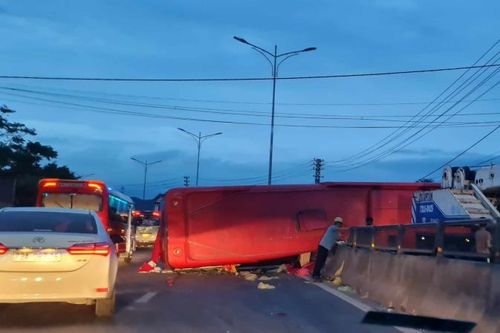 Xe khách vắt ngang 'con lươn'